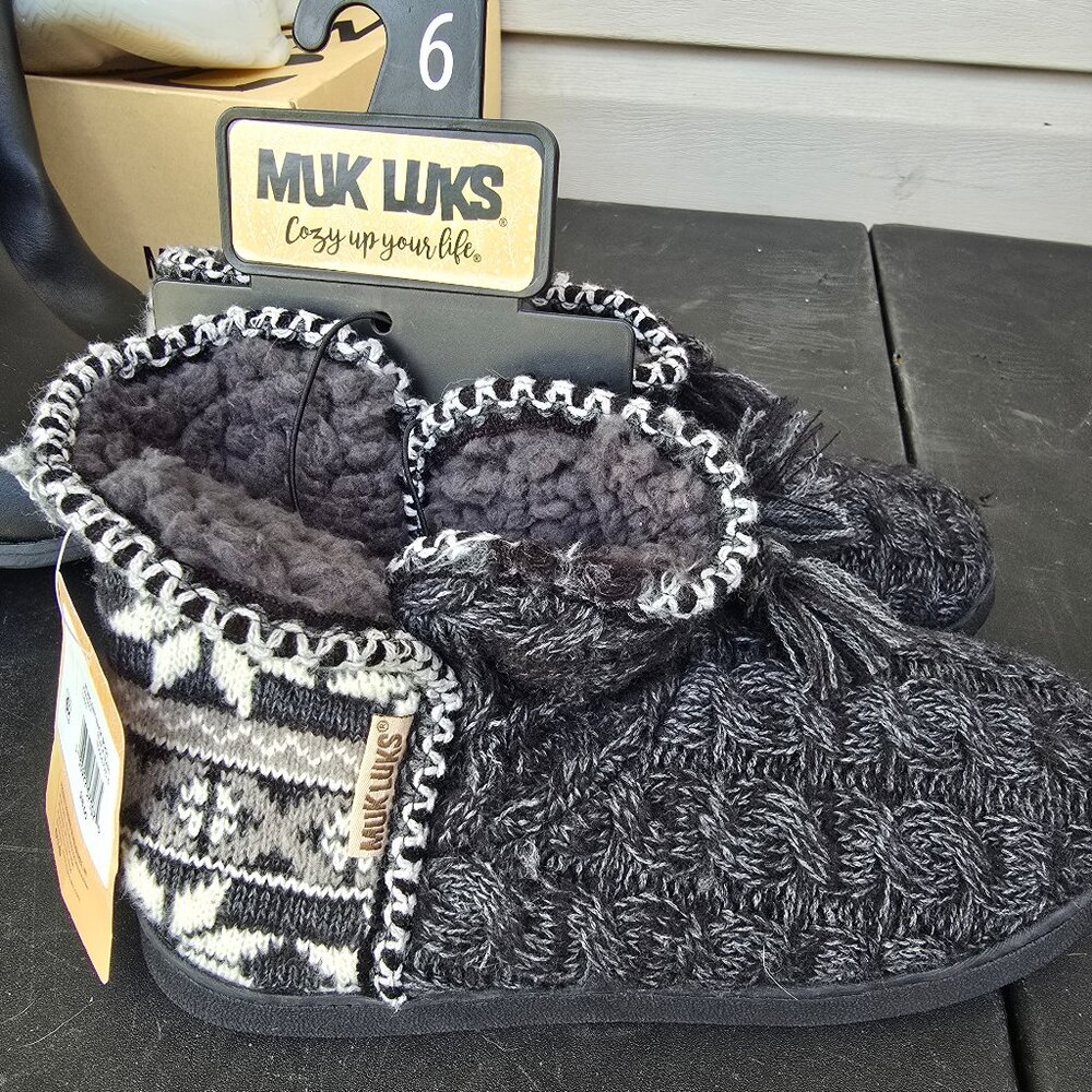 new Muk Luks Slippers Size 6